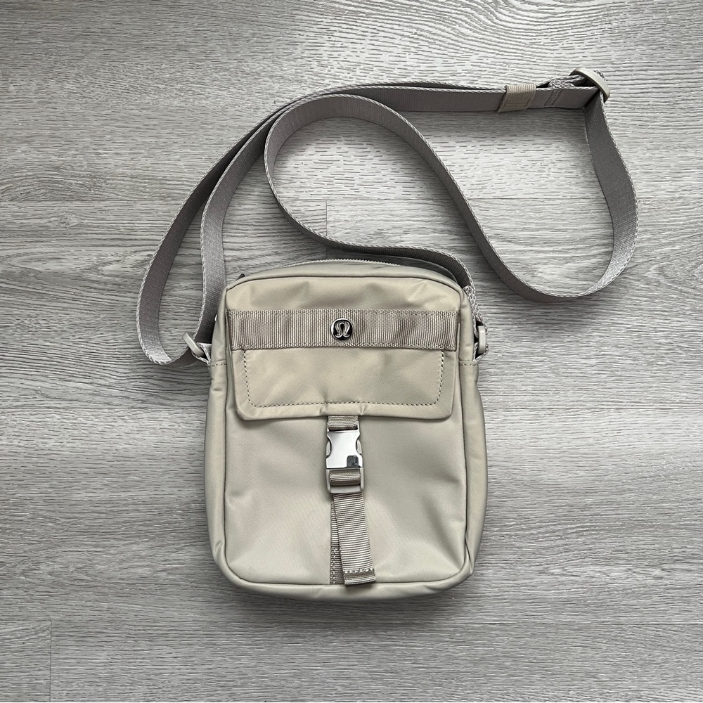 NWOT LULULEMON WUNDERLUST CROSSBODY BAG 2L